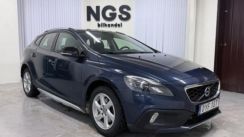 Blå Begagnad 2015 Volvo V40 CC Momentum Kombi | 124 500 kr (Marknadspris) - Bild 1/4