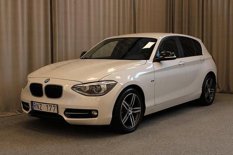 Vit Begagnad 2012 BMW 118 Sport Line Halvkombi | 114 800 kr (Marknadspris) - Bild 1/4