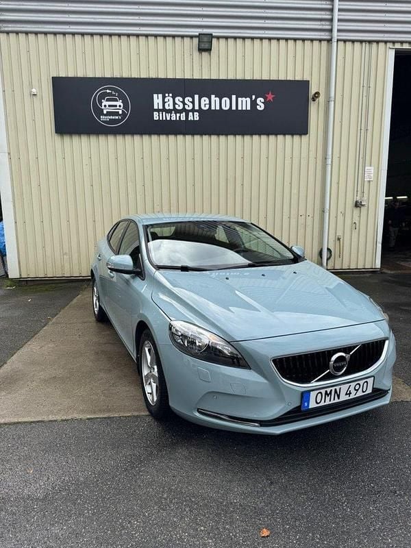 Ljusblå (blå) Begagnad 2017 Volvo V40 Kinetic Kombi | 169 900 kr (Marknadspris) - Bild 1/4