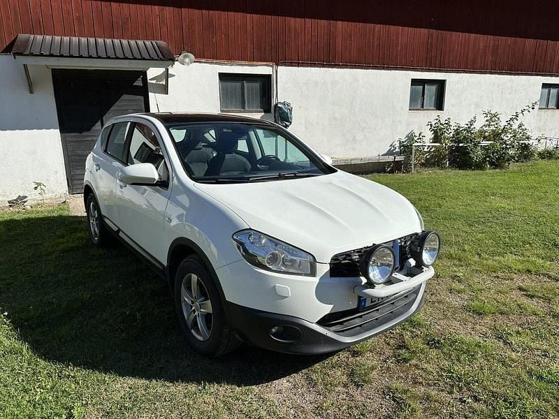 Vit Begagnad 2010 Nissan Qashqai SUV | 48 000 kr (Marknadspris) - Bild 1/4