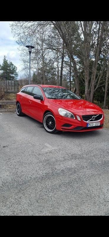Röd Begagnad 2012 Volvo V60 R-Design Kombi | 119 000 kr (Dyr) - Bild 1/4