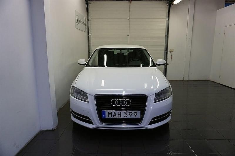 Begagnad Audi A3 Sportback Attraction 105 HK (77 kW) 2011 Vit Halvkombi