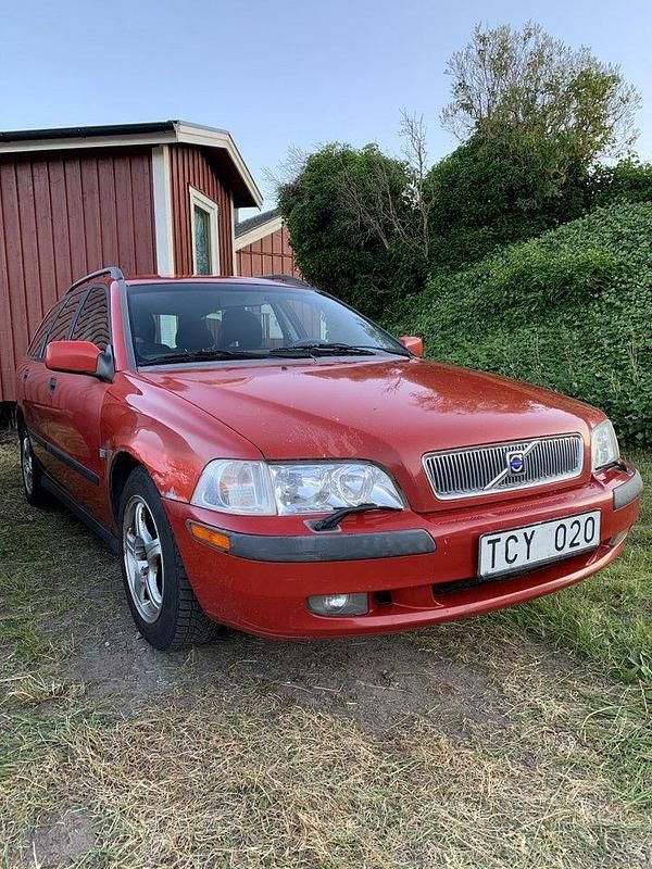 Röd Begagnad 2002 Volvo V40 Kombi | 12 000 kr (Marknadspris) - Bild 1/2