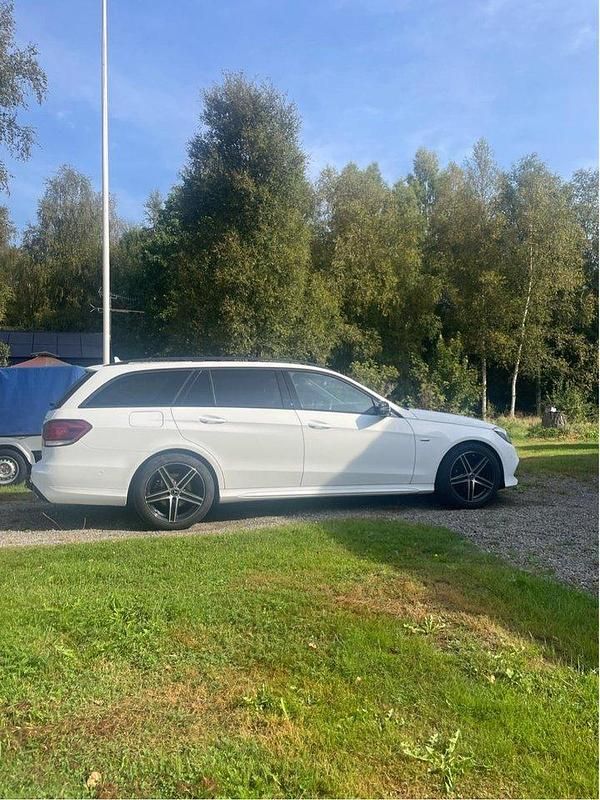 Vit Begagnad 2016 Mercedes E220 Avantgarde Kombi | 150 000 kr (Marknadspris) - Bild 1/4