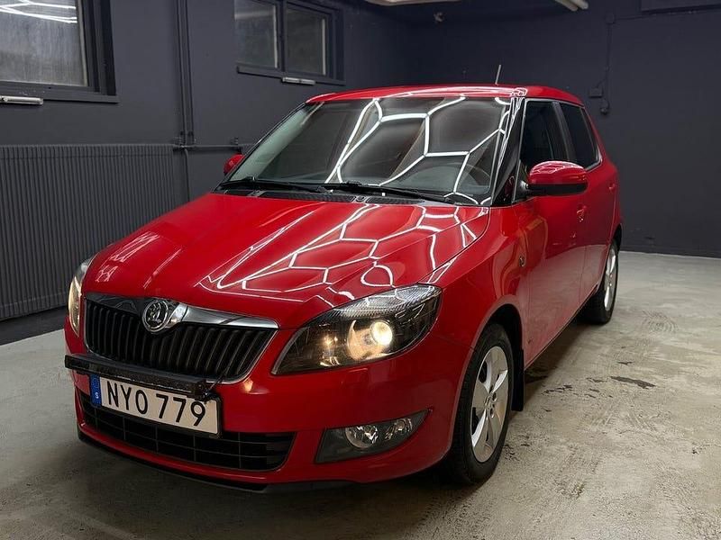 Röd Begagnad 2014 Skoda Fabia Ambiente Halvkombi | 67 900 kr (Bra pris) - Bild 1/4