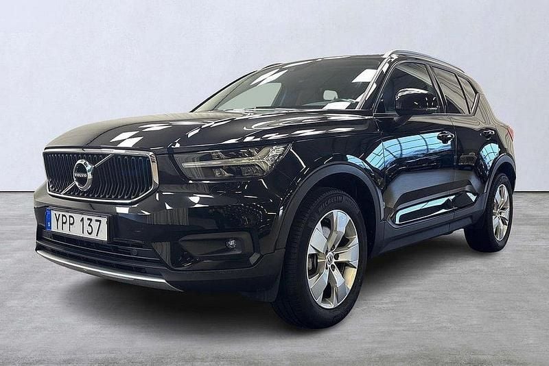 Svart Begagnad 2018 Volvo XC40 Momentum SUV | 260 400 kr (Marknadspris) - Bild 1/4