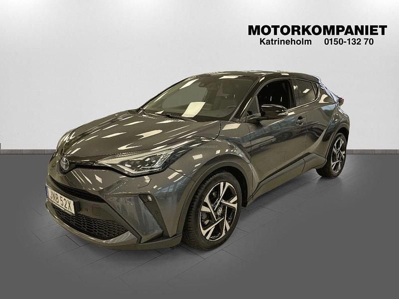 Mörkgrå (grå metallic) Begagnad 2023 Toyota C-HR+ Edition SUV | 279 900 kr (Marknadspris) - Bild 1/4