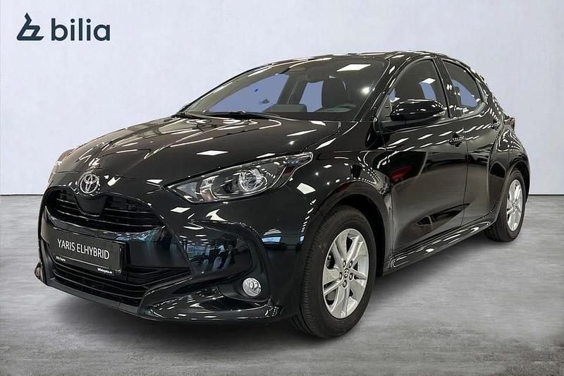Svart Begagnad 2024 Toyota Yaris Hybrid Active Halvkombi | 255 900 kr (Marknadspris) - Bild 1/3