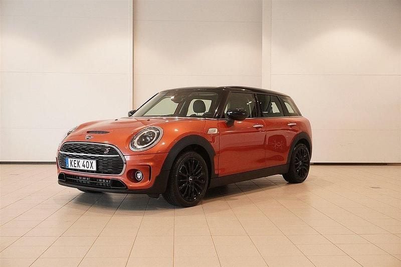 Röd (indian red metallic) Begagnad 2022 Mini Cooper Clubman Kombi | 279 500 kr (Marknadspris) - Bild 1/4