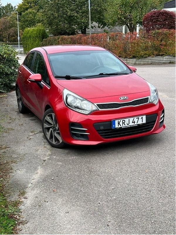 Röd Begagnad 2016 Kia Rio Halvkombi | 60 000 kr (Superpris) - Bild 1/2