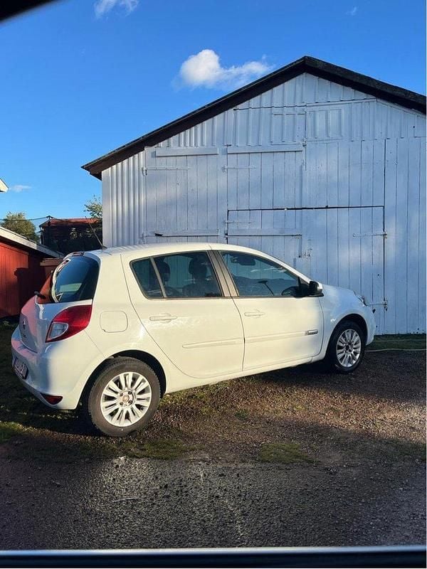 Vit Begagnad 2013 Renault Clio R.S. Halvkombi | 27 500 kr (Bra pris) - Bild 1/1