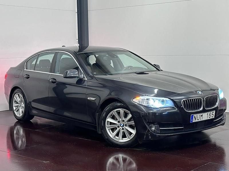 Grå Begagnad 2012 BMW 530 M Sport Sedan | 159 700 kr (Marknadspris) - Bild 1/4