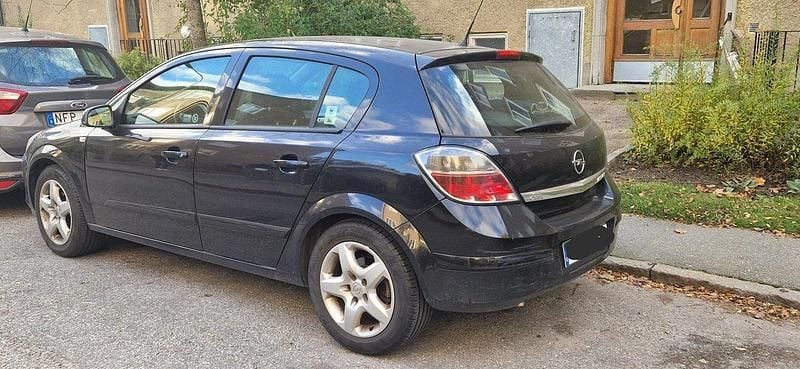 Svart Begagnad 2008 Opel Astra Halvkombi | 27 000 kr (Marknadspris) - Bild 1/4