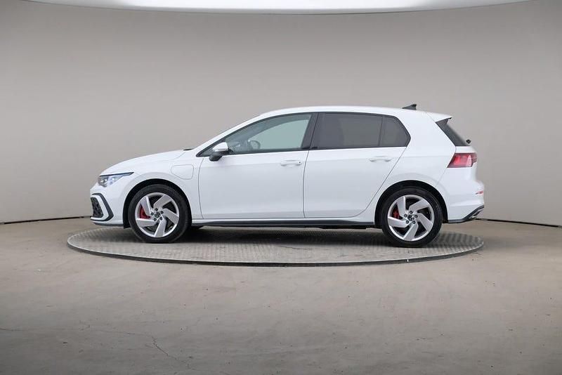Begagnad VW Golf VIII GTE 204 HK (150 kW) 2020 Pure white (solid) Halvkombi