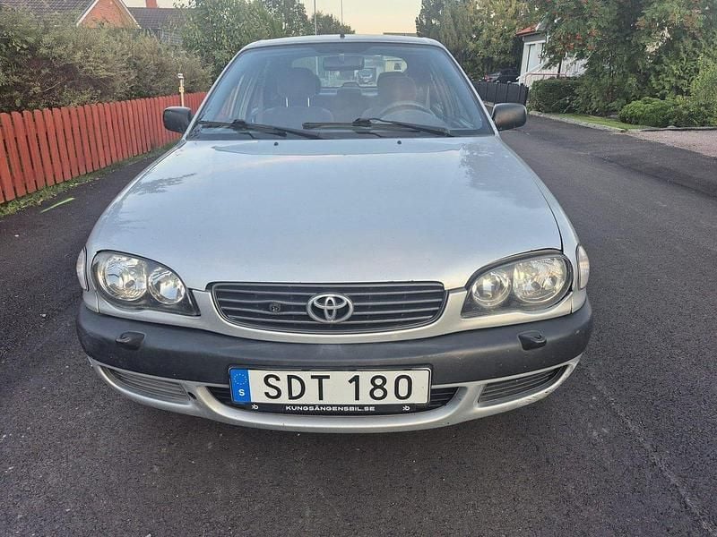 Silver Begagnad 2000 Toyota Corolla Halvkombi | 14 900 kr (Marknadspris) - Bild 1/4