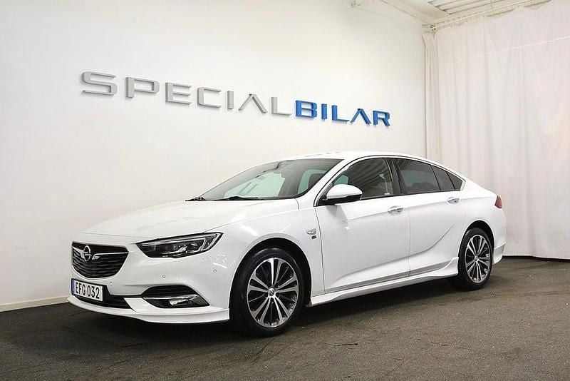Vit Begagnad 2017 Opel Insignia OPC Halvkombi | 199 000 kr (Marknadspris) - Bild 1/4