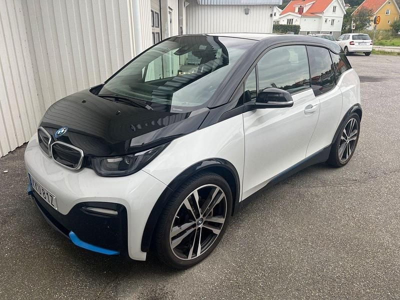 Vit Begagnad 2022 BMW i3 Comfort Edition Halvkombi | 249 000 kr (Bra pris) - Bild 1/4