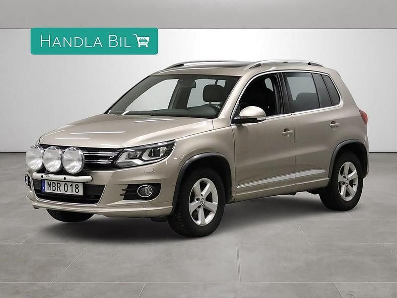 Ljusbrun Begagnad 2015 VW Tiguan R-line SUV | 189 900 kr (Bra pris) - Bild 1/4