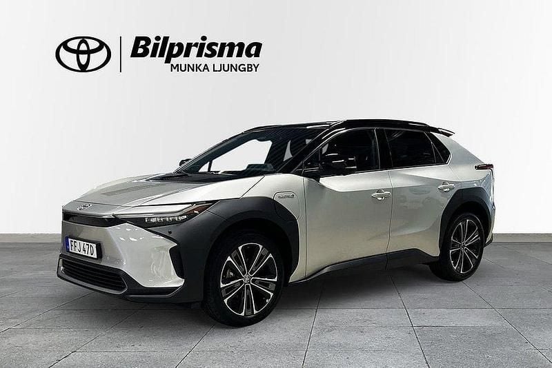 Silver Begagnad 2022 Toyota bZ4X Executive SUV | 368 900 kr (Bra pris) - Bild 1/3