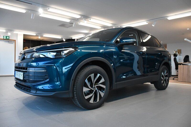 Mörkblå (nightshade blue metallic) Ny 2024 VW Tiguan Edition SUV | 521 200 kr (Marknadspris) - Bild 1/4