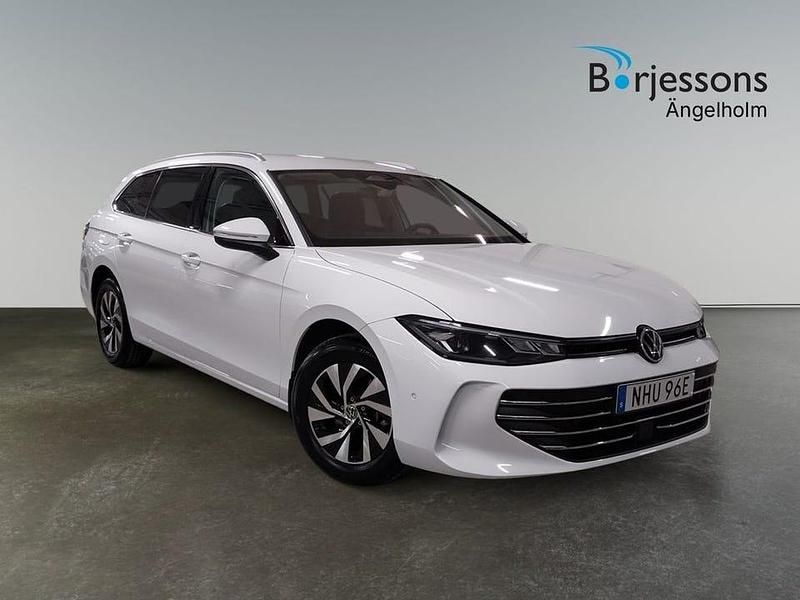 Vit Begagnad 2024 VW Passat Business Kombi | 349 000 kr (Dyr) - Bild 1/4