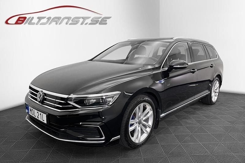 Svart Begagnad 2023 VW Passat GTE Kombi | 339 900 kr (Marknadspris) - Bild 1/4