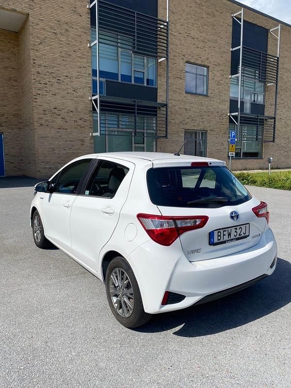 Begagnad Toyota Yaris Hybrid 101 HK (74 kW) 2020