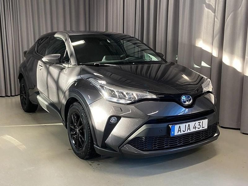 Mörkgrå Begagnad 2023 Toyota C-HR Edition SUV | 289 900 kr (Marknadspris) - Bild 1/3
