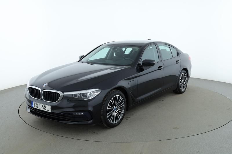 Svart Begagnad 2019 BMW 530e iPerformance Sedan | 212 000 kr (Bra pris) - Bild 1/4
