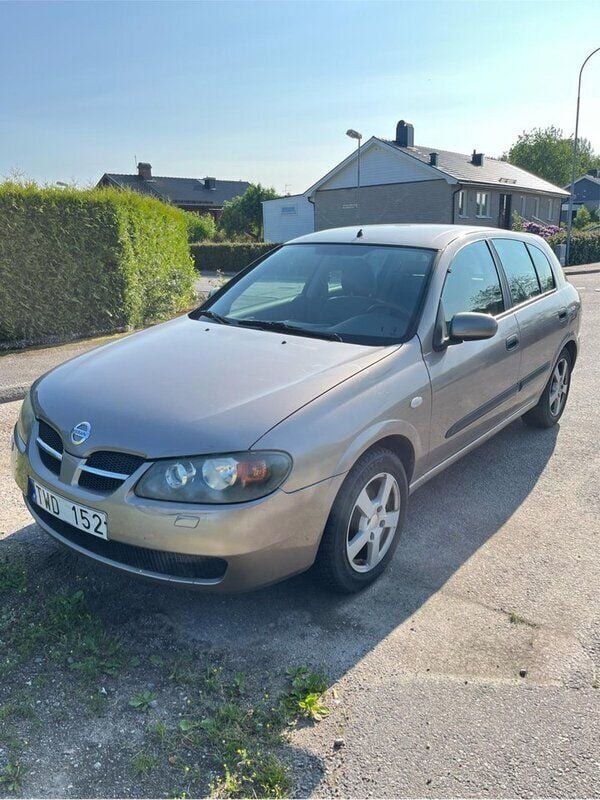 Brun Begagnad 2006 Nissan Almera Halvkombi | 26 000 kr (Marknadspris) - Bild 1/4