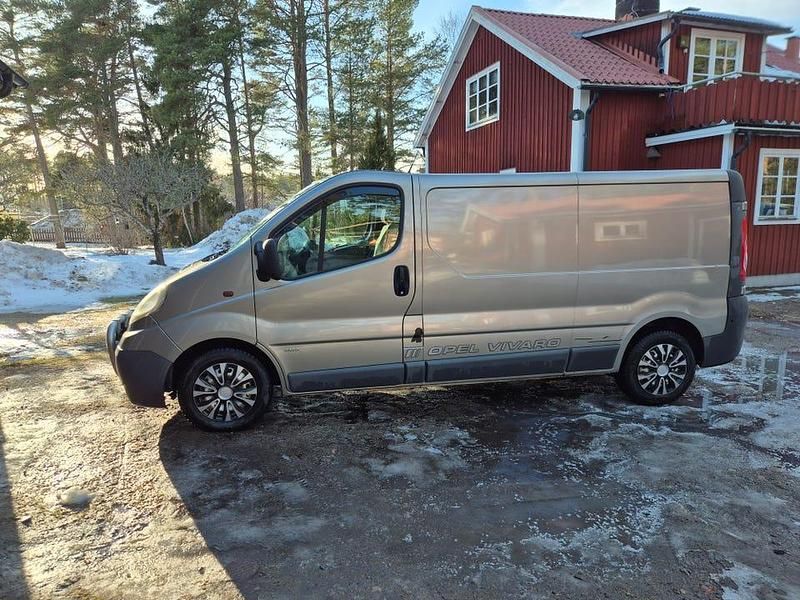 Begagnad Opel Vivaro 90 HK (66 kW) 2007 Gråbeige metallic Minibuss