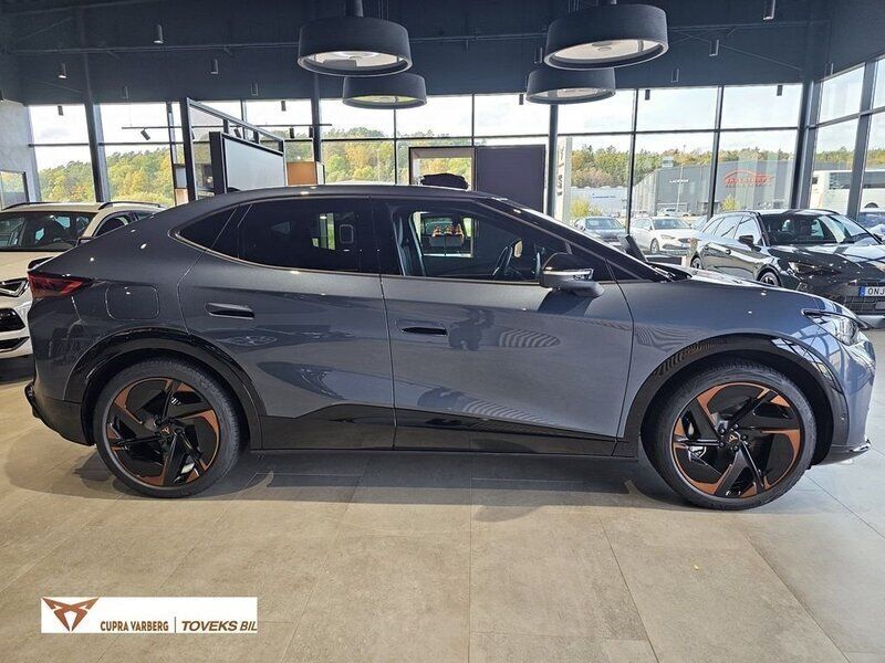 Mörkblå (tavascan blue metallic) Ny 2024 Cupra Tavascan VZ2 SUV | 698 700 kr (Marknadspris) - Bild 1/4