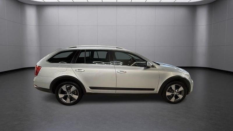 Begagnad Skoda Octavia Scout 184 HK (135 kW) 2017 Silver Kombi