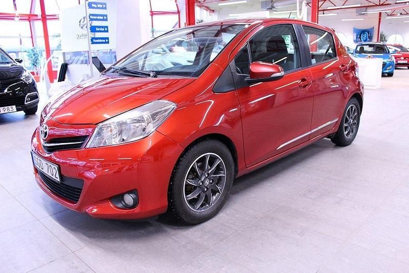 Röd Begagnad 2011 Toyota Yaris Active Halvkombi | 64 000 kr (Marknadspris) - Bild 1/4