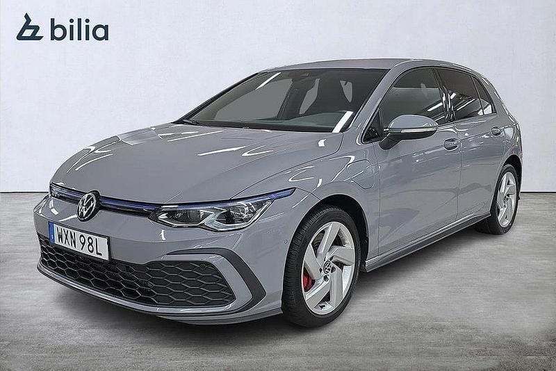 Grå Begagnad 2021 VW Golf VIII GTE Halvkombi | 269 000 kr (Marknadspris) - Bild 1/3