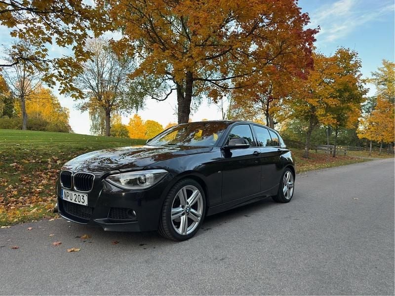 Svart Begagnad 2015 BMW 116 M Sport Halvkombi | 99 000 kr (Marknadspris) - Bild 1/4