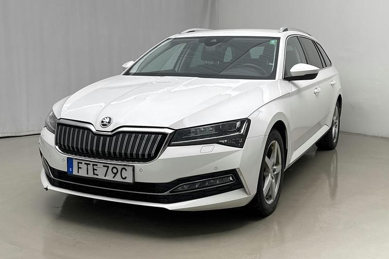 Vit Begagnad 2021 Skoda Superb Business Line Kombi | 218 400 kr (Bra pris) - Bild 1/4