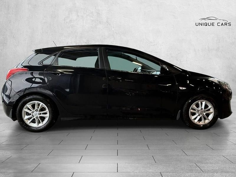 Begagnad Hyundai i30 Select 110 HK (80 kW) 2012 Svart Halvkombi