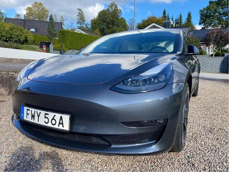 Grå Begagnad 2021 Tesla Model 3 Performance Sedan | 359 000 kr (Dyr) - Bild 1/4