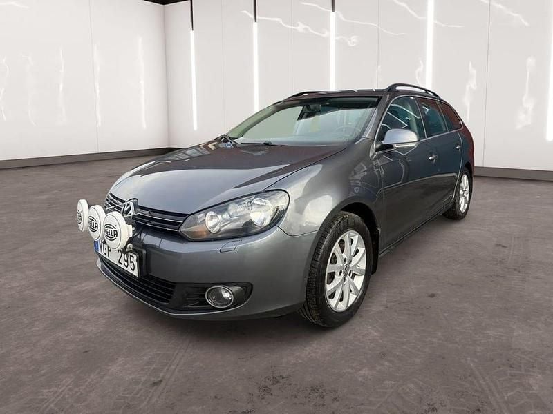 Grå Begagnad 2010 VW Golf VI Halvkombi | 69 900 kr (Marknadspris) - Bild 1/4