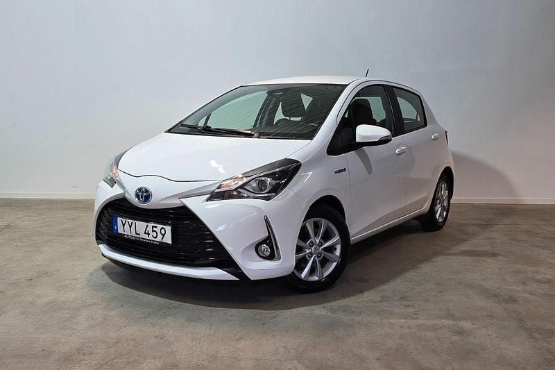 Vit Begagnad 2019 Toyota Yaris Hybrid Active Halvkombi | 158 900 kr (Marknadspris) - Bild 1/3