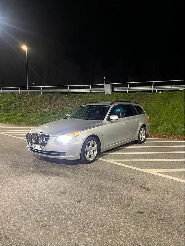 Grå Begagnad 2009 BMW 525 Kombi | 70 000 kr (Marknadspris) - Bild 1/4