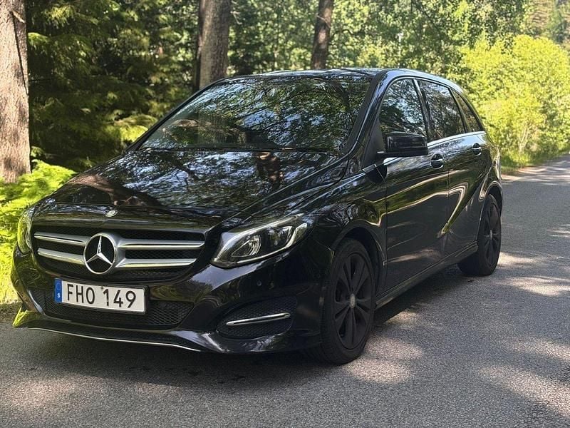 Svart Begagnad 2015 Mercedes B180 Urban Minibuss | 154 900 kr (Marknadspris) - Bild 1/4