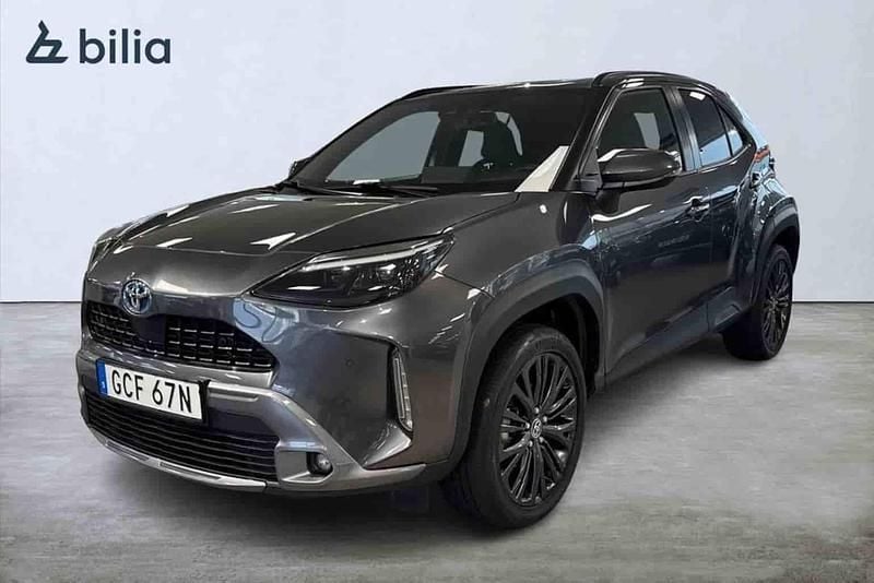 Grå Begagnad 2023 Toyota Yaris Cross SUV | 309 900 kr - Bild 1/1