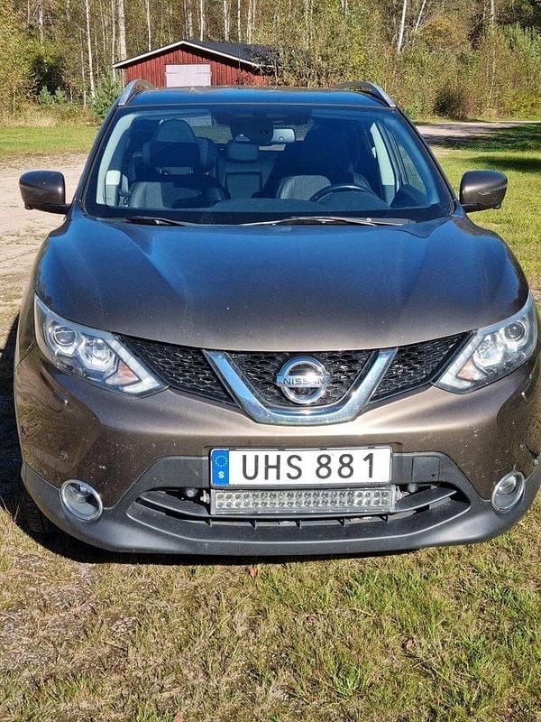 Brun Begagnad 2016 Nissan Qashqai SUV | 168 000 kr (Dyr) - Bild 1/4