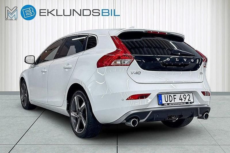 Begagnad Volvo V40 R-Design 150 HK (110 kW) 2016 Ice white Halvkombi