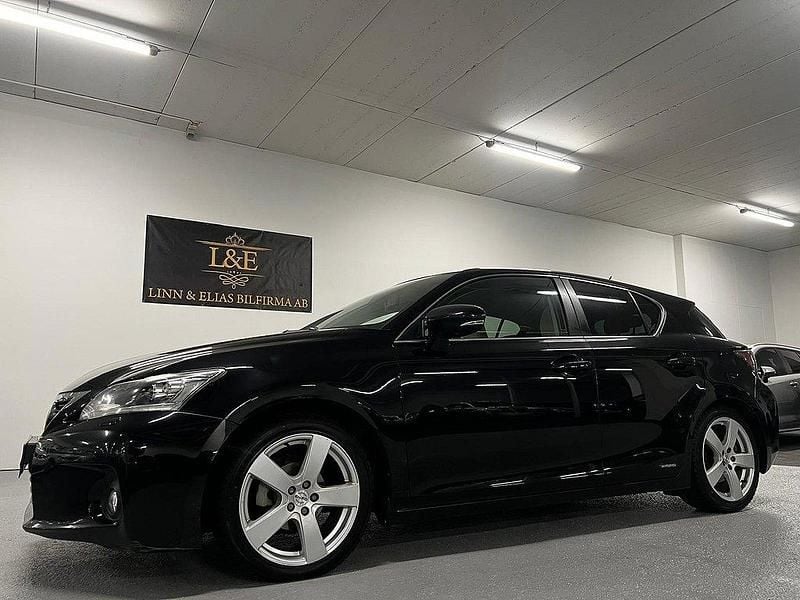 Svart Begagnad 2011 Lexus CT200h Sport Line Halvkombi | 109 900 kr (Marknadspris) - Bild 1/4