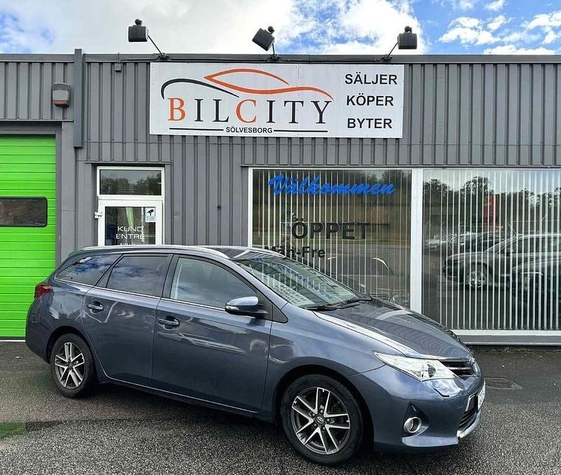 Mörkblå (blå) Begagnad 2015 Toyota Auris Touring Sports Edition Kombi | 139 900 kr (Marknadspris) - Bild 1/4