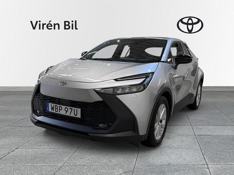 Silver Begagnad 2024 Toyota C-HR Active SUV | 319 000 kr (Marknadspris) - Bild 1/4