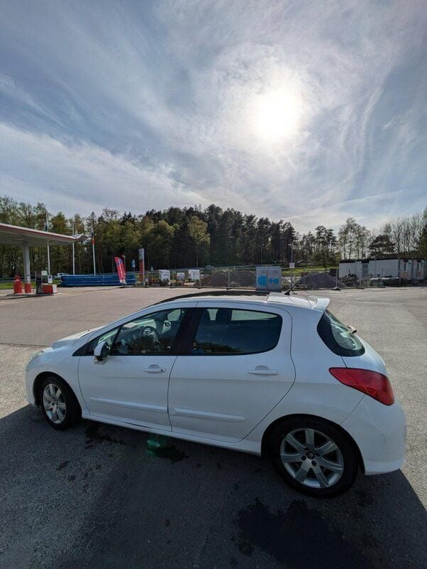 Vit Begagnad 2011 Peugeot 308 Halvkombi | 44 900 kr (Lite dyr) - Bild 1/4